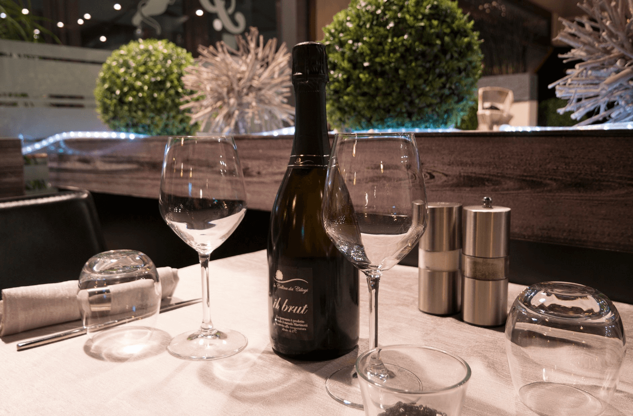 tavolo con calici e vino