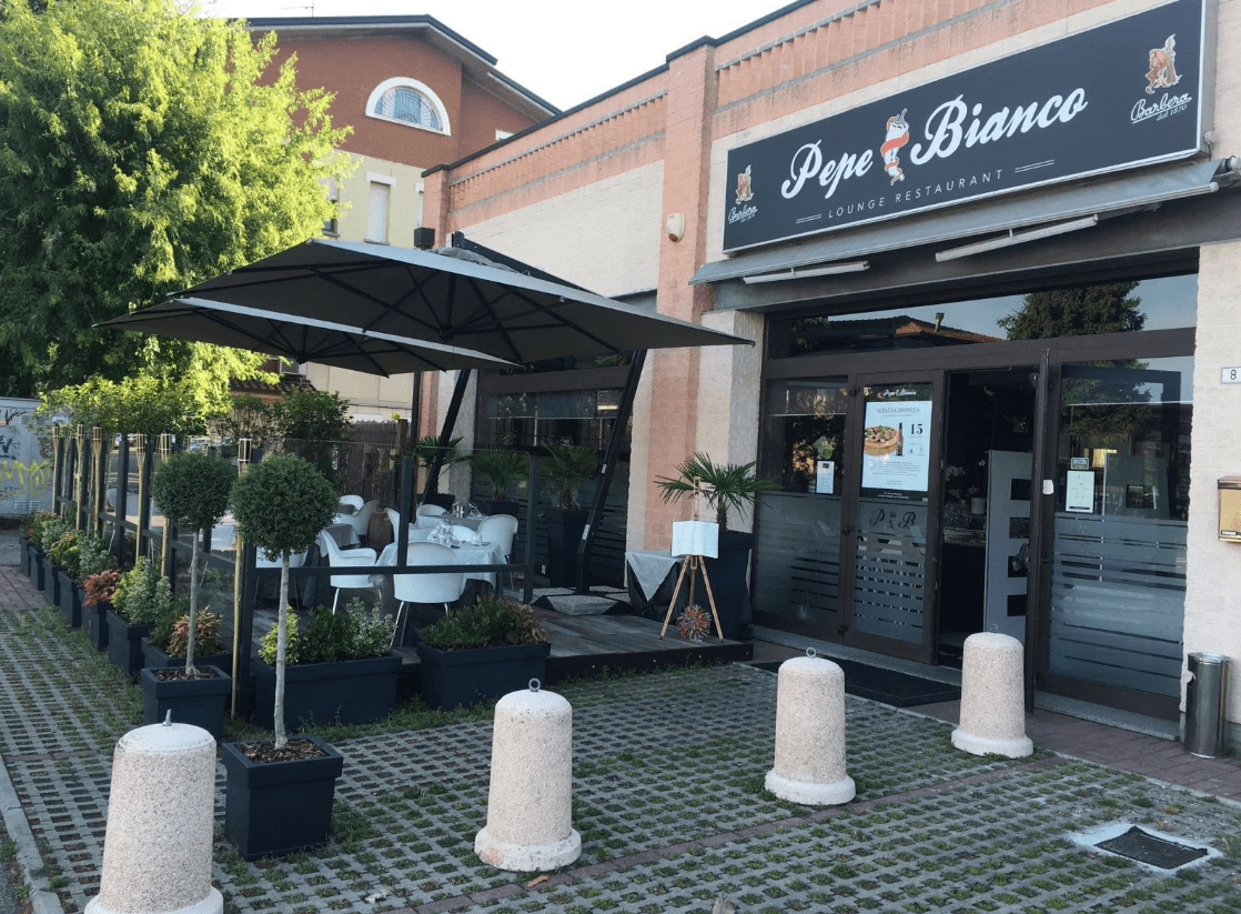 ingresso di ristorante con déhor