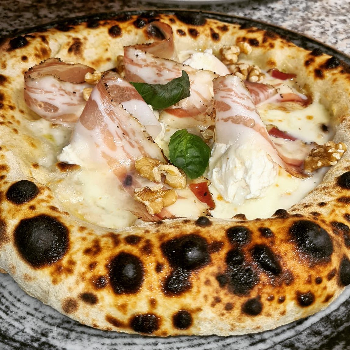 pizza con pancetta e noci