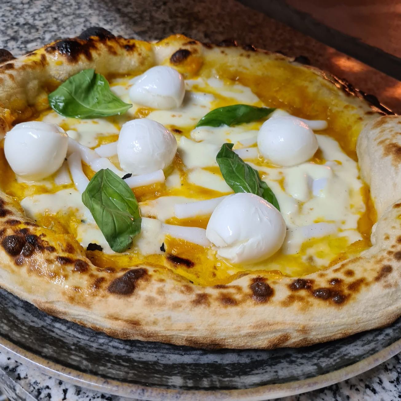 pizza con passata di pomodori gialli e mozzarelline