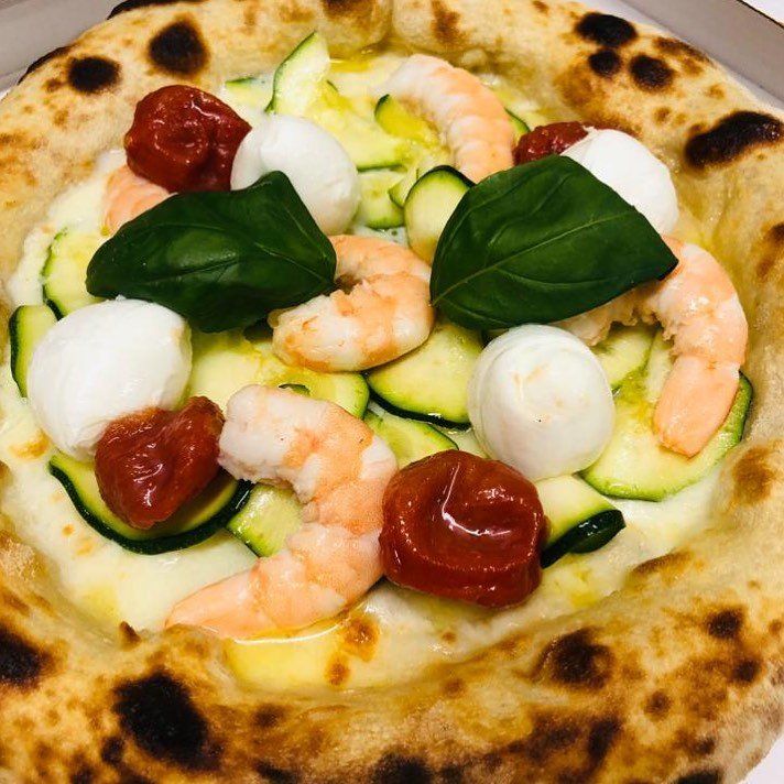 pizza con zucchine, gamberetti e mozzarelline