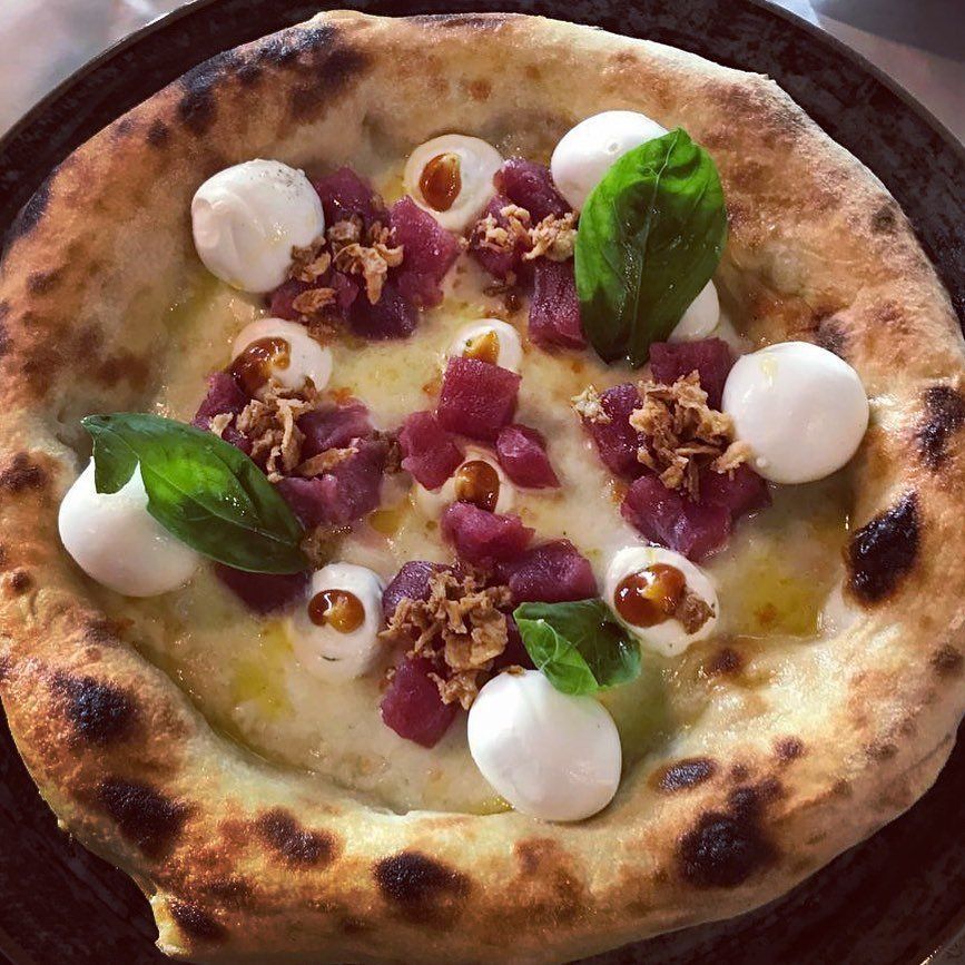 pizza con mozzarelline fresche e tonno crudo a cubetti