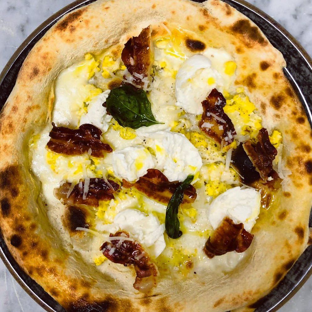 pizza con uovo e pancetta