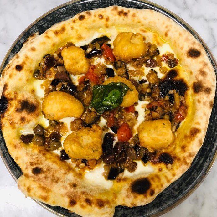 pizza con melanzane a funghetto e crocchette