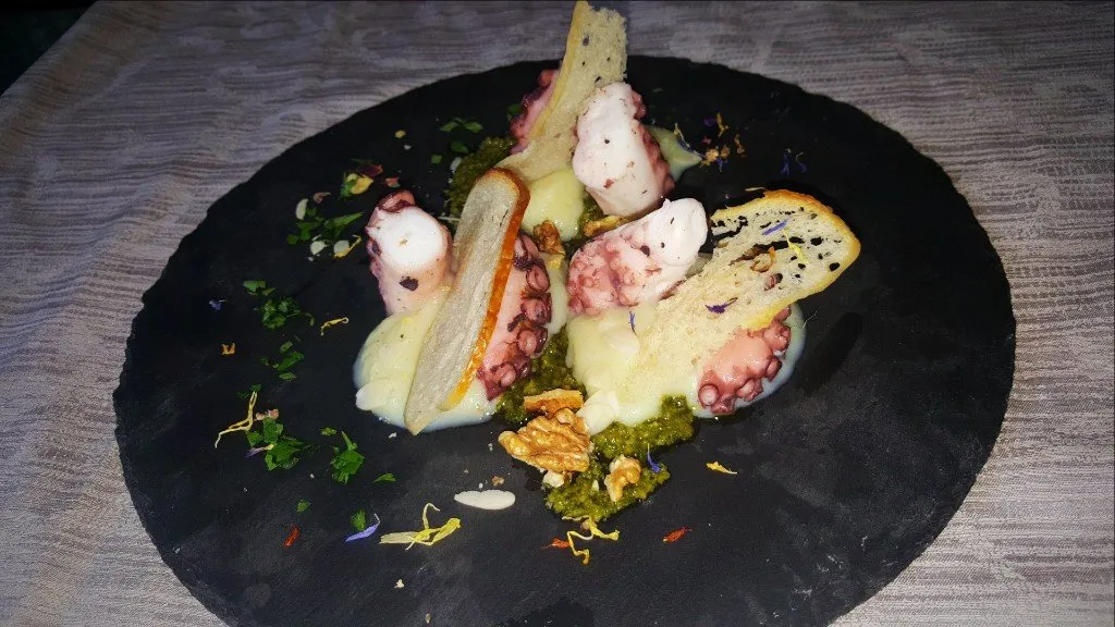 polpo scottato con purea di patate e crostini sottili