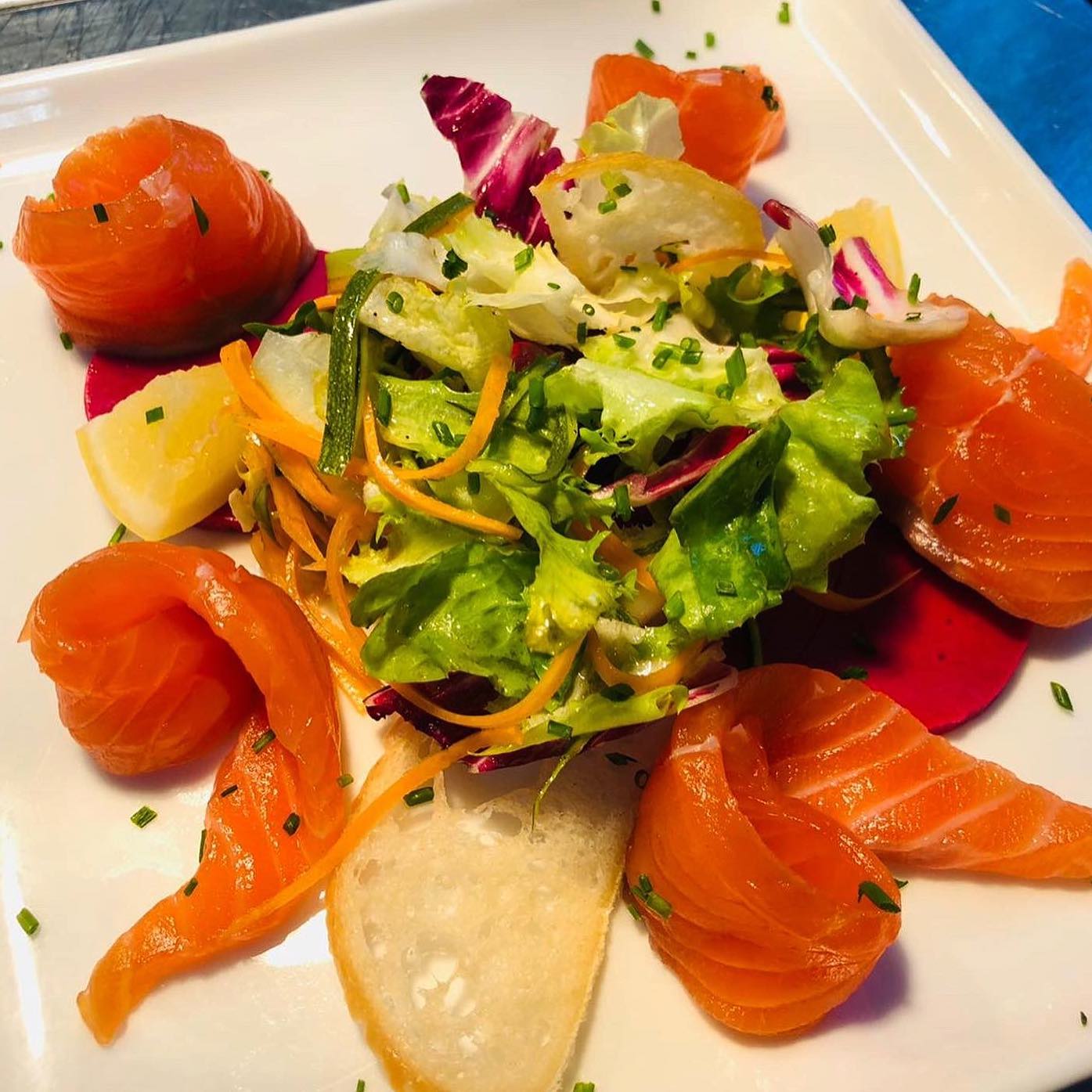 carpaccio di salmone con insalatina