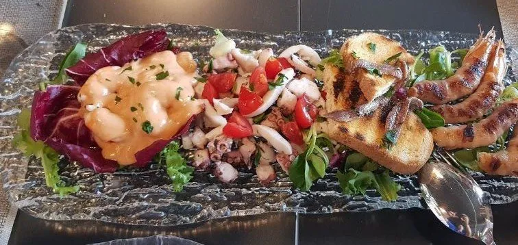 antipasti misti di pesce con crostini