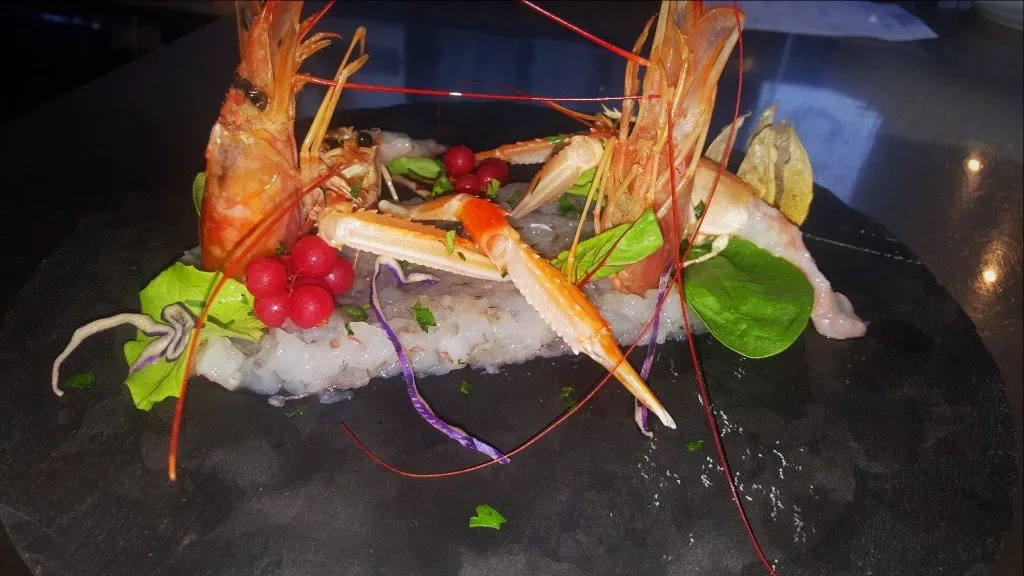 tartare di pesce bianco e gamberi