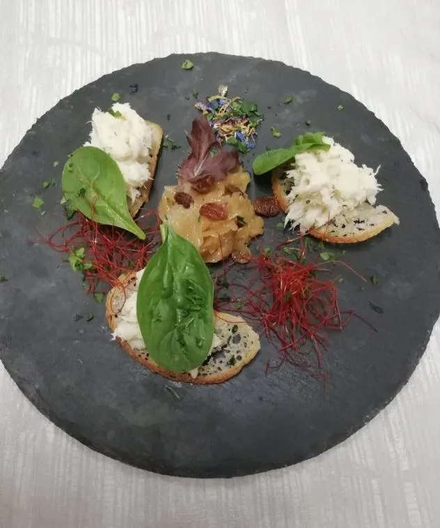 antipasto di pesce con crostini
