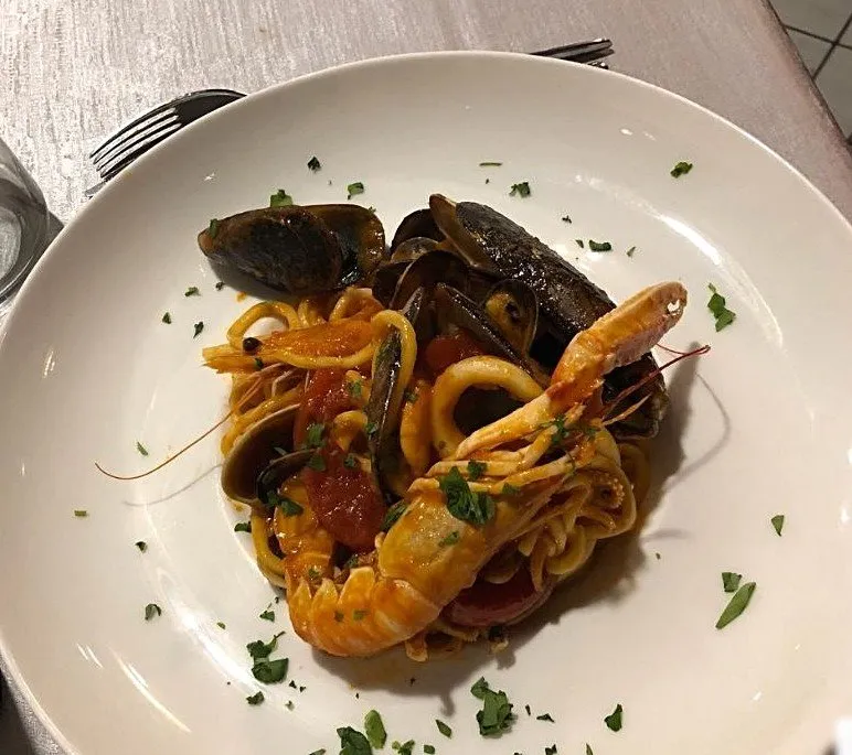 spaghetti in rosso con scampi e cozze