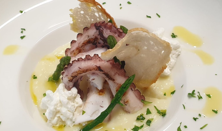polpo scottato con purea di patate e punte di asparagi