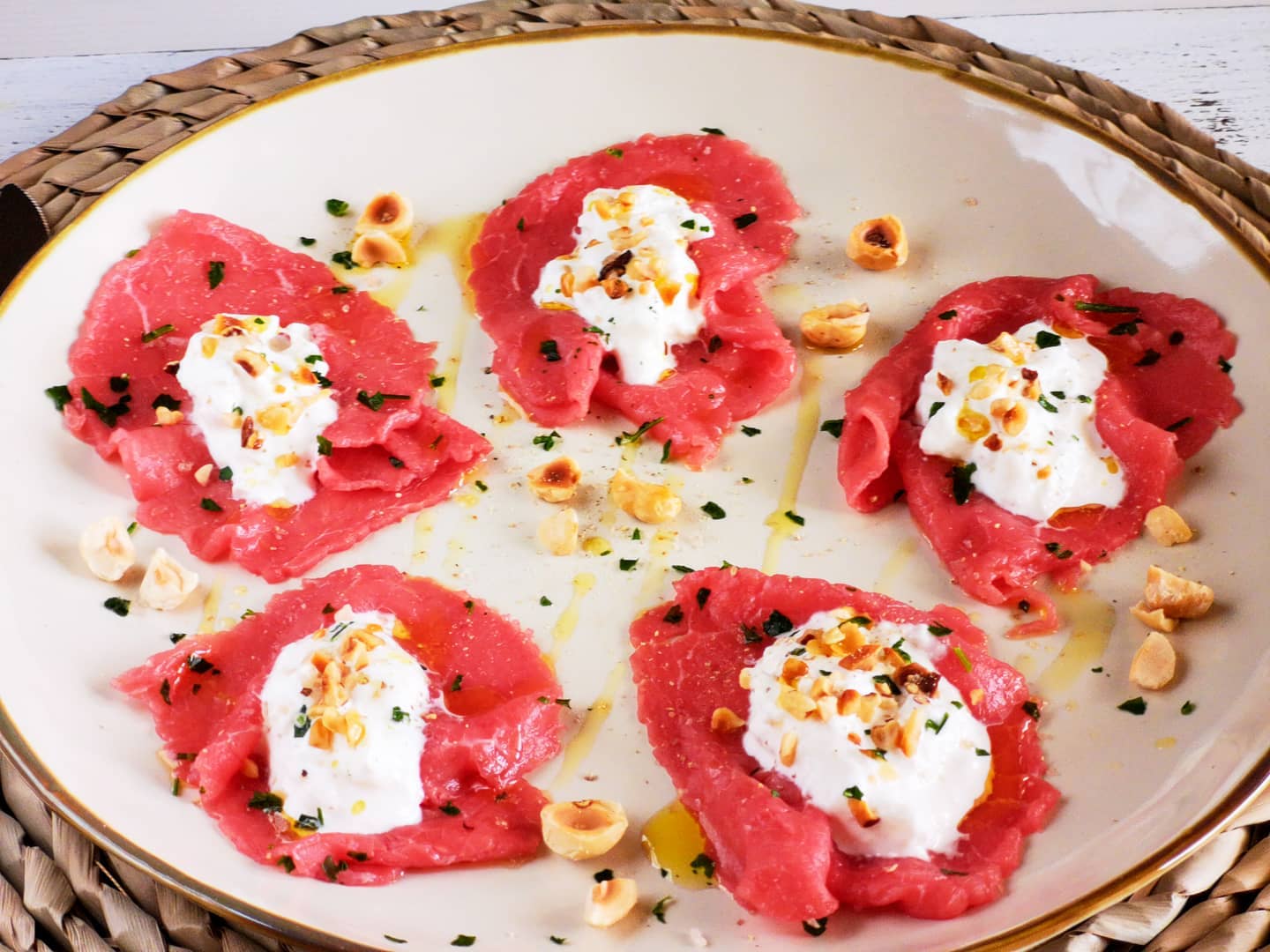 carpaccio di carne con stracciatella e nocciole