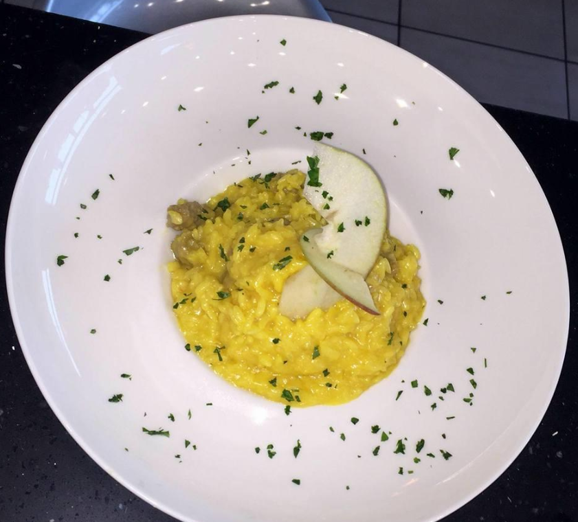 risotto con zafferano e fette di mela
