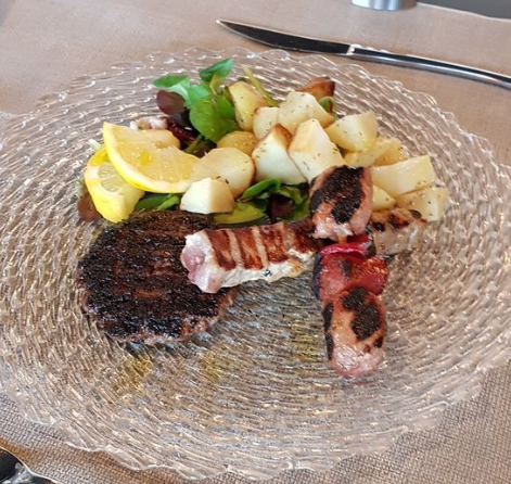 carne mista alla griglia con patate e limone