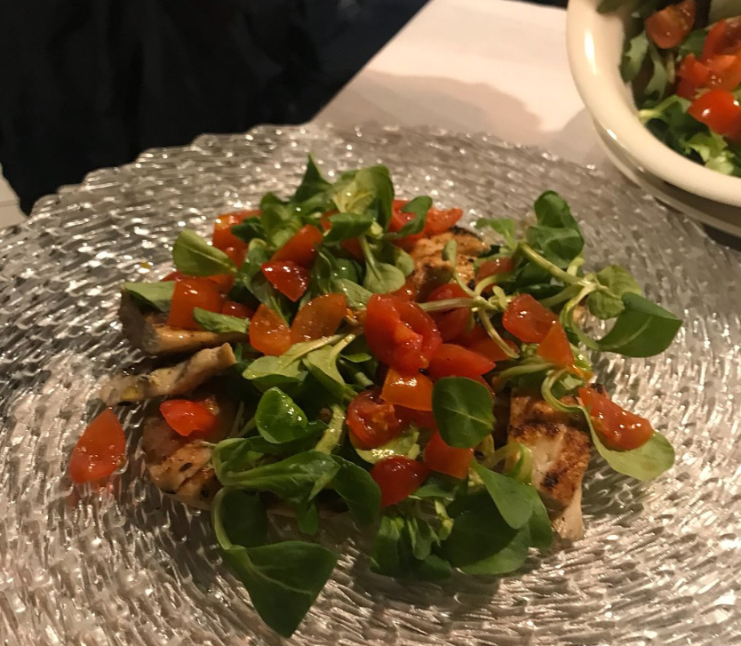 insalatina con carne, pomodorini e valeriana