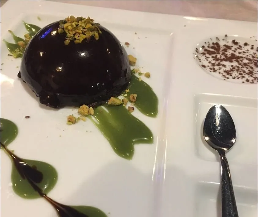 dessert a cupola con granella di pistacchio