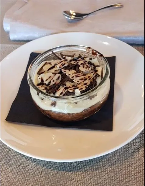 tiramisù monoporzione con scaglie di mandorle