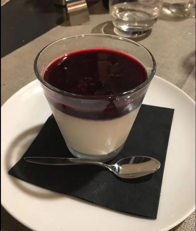 dessert al cucchiaio con topping ai frutti di bosco