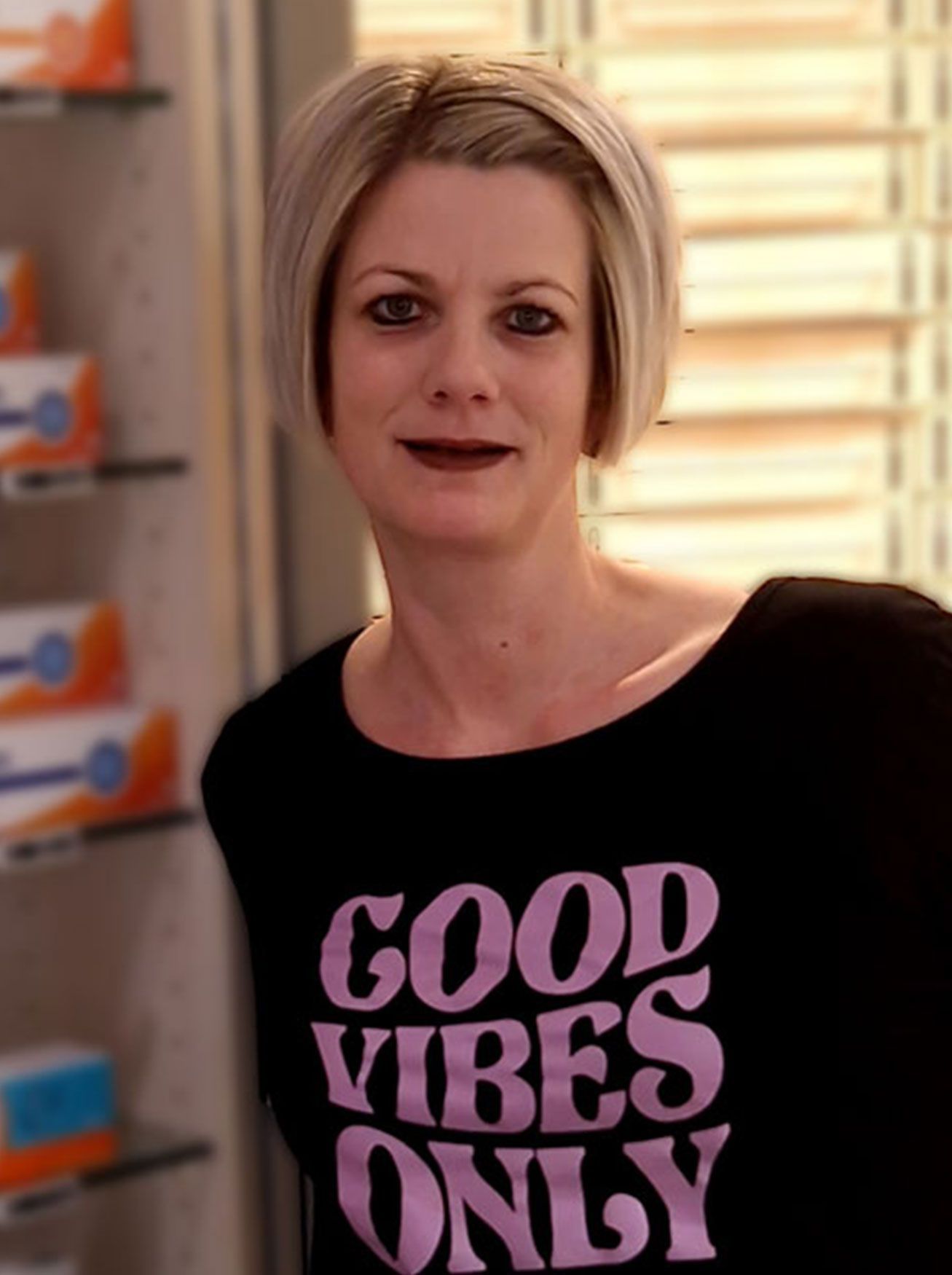 Eine Frau trägt ein schwarzes T-Shirt mit der Aufschrift „Good Vibes Only“