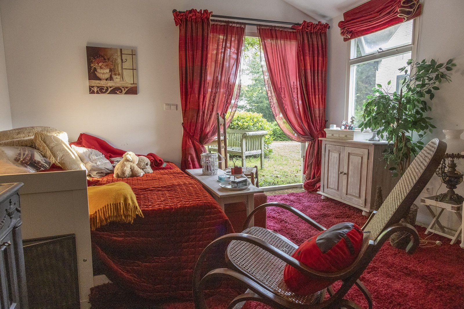 Openslaande deuren naar de tuin: een groene oase als uitzicht