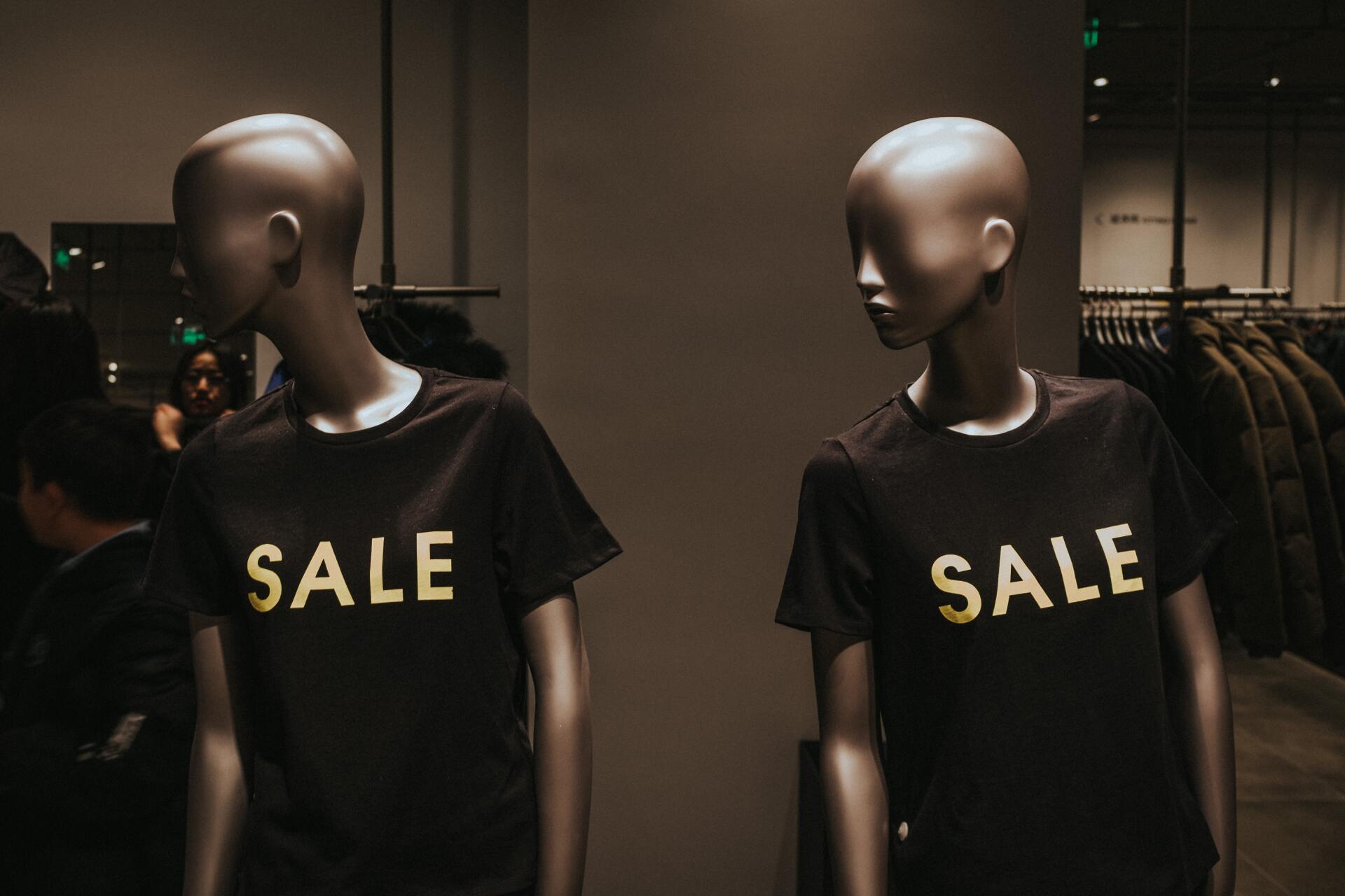 Two mannequins representing stagnated sales skills
