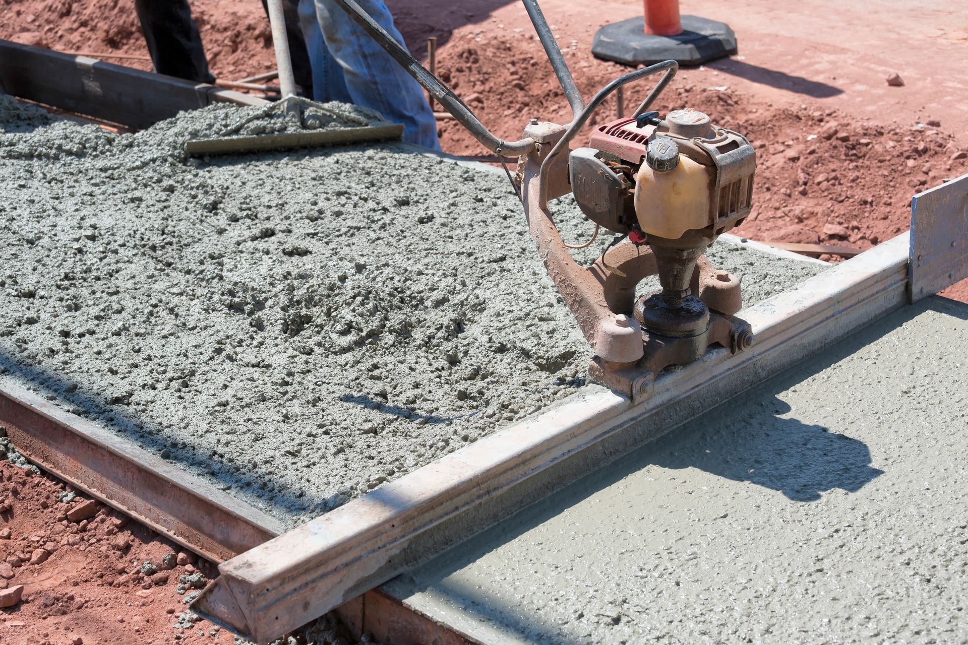 Professional power screed leveling wet cement for high-quality residential concrete services. Professional power screed leveling wet cement for high-quality residential concrete services.