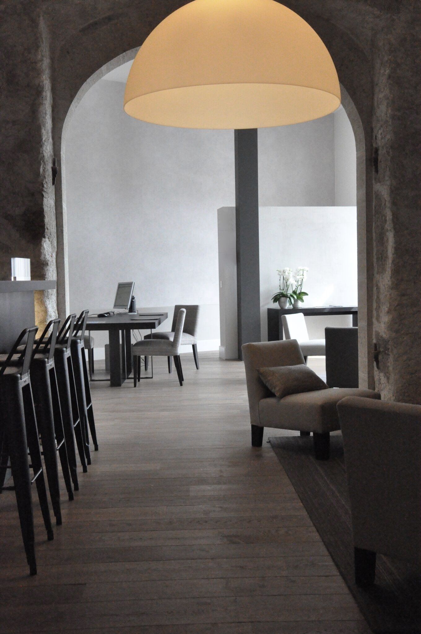 décoration de salon avec canapés et grands luminaires ars vivendi Genève