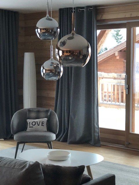 Chambre de chalet décoré et lampes de plafond rondes