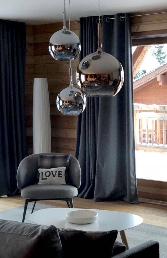 Salon de chalet décoré suisse