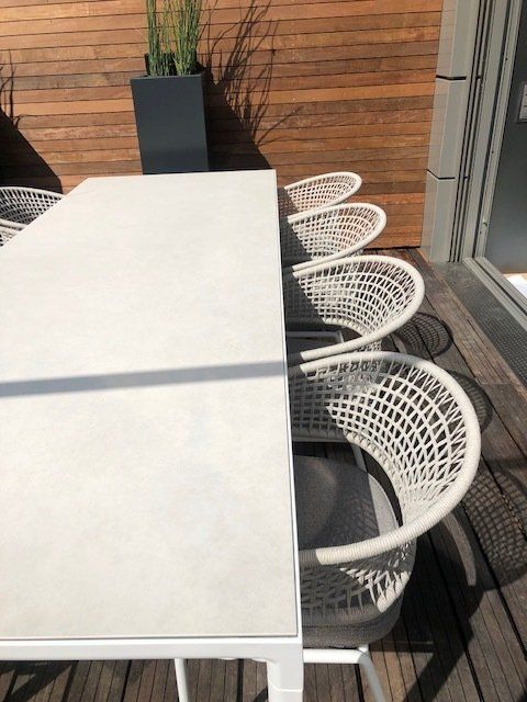 terrasse aménagée avec salon extérieur et table