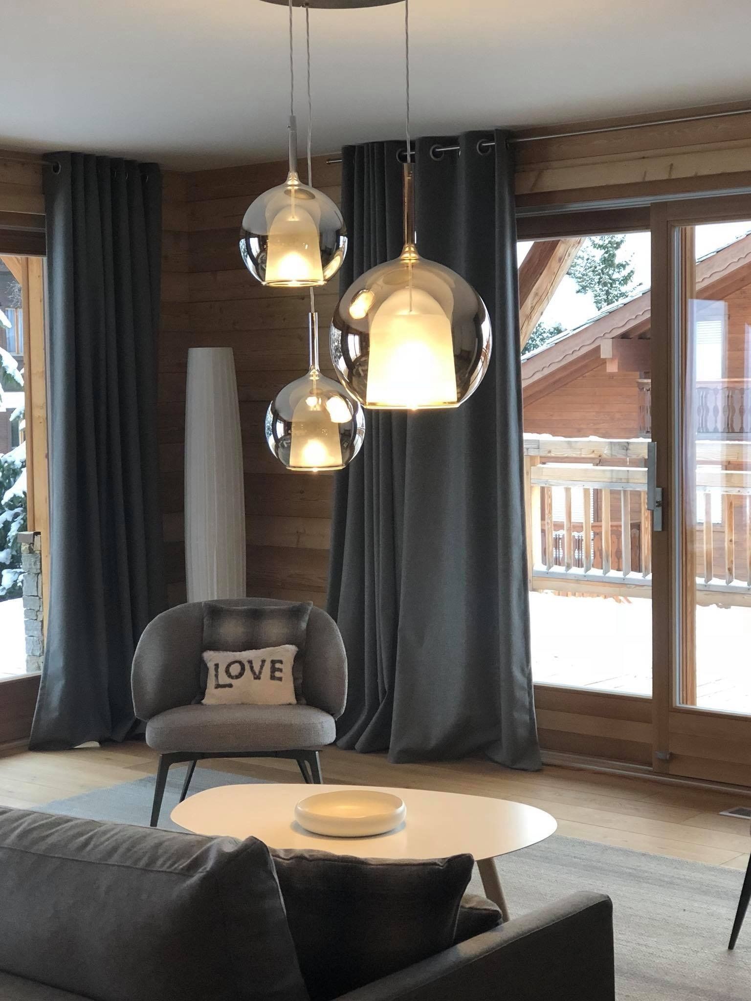 Création sur-mesure de salon à Sion avec luminaires modernes