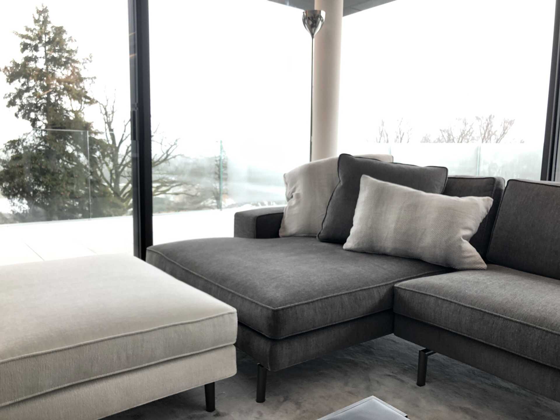 Salon richement décoré vue d'ensemble avec reposes-pieds