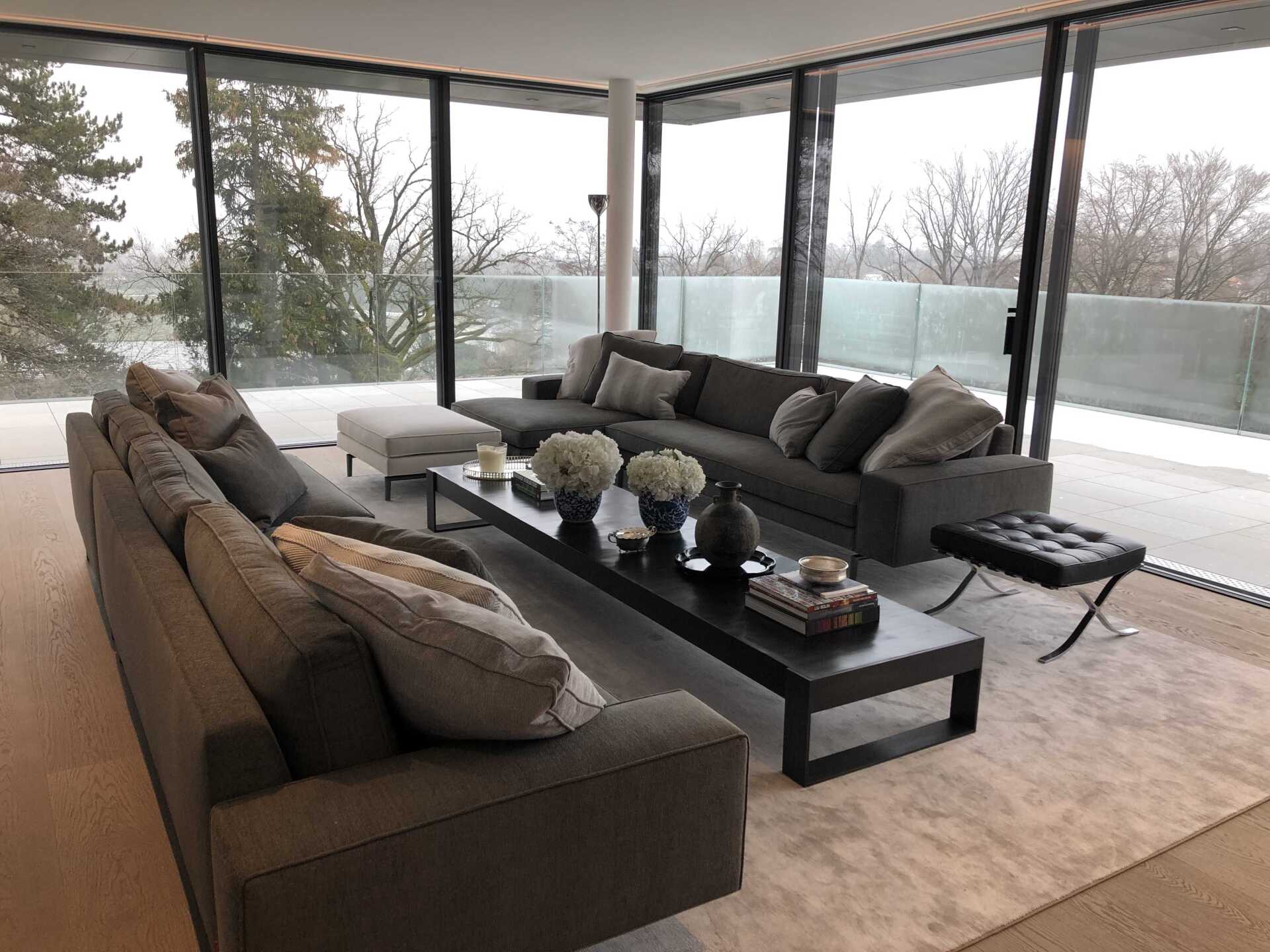 Salon richement décoré vue d'ensemble