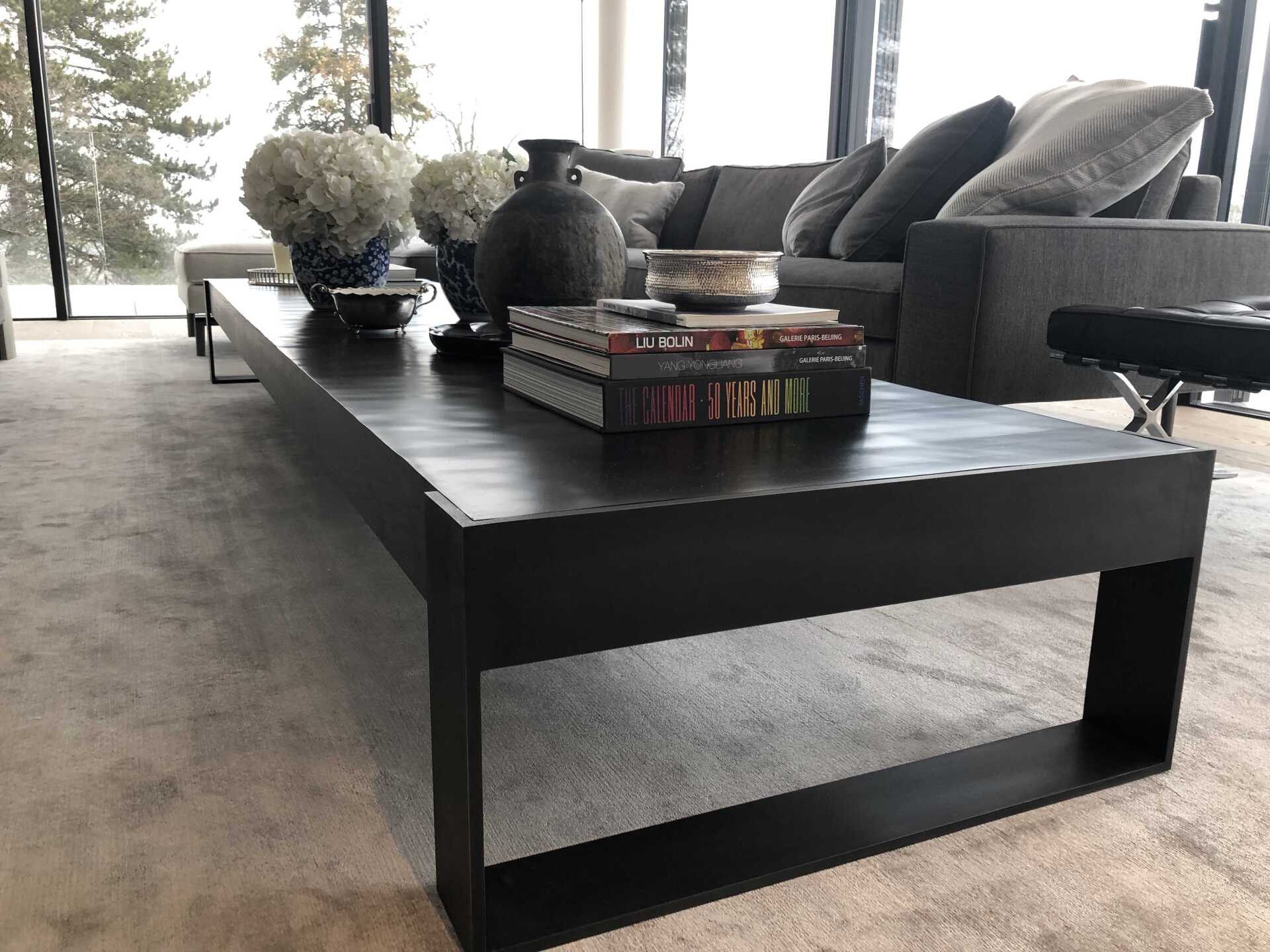 Salon richement décoré avec table basse en bois sombre