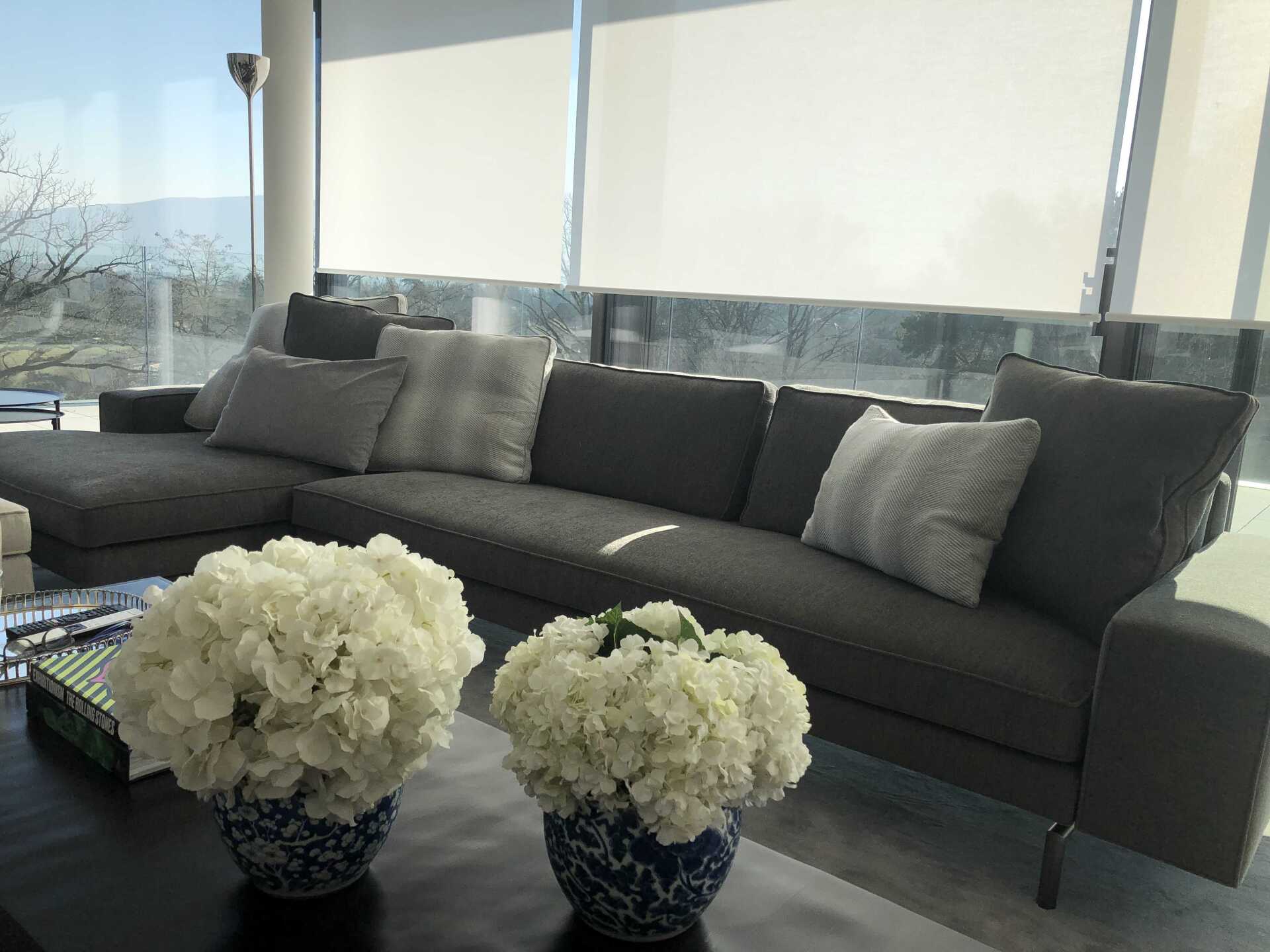 Création de salon à avec canapés et table basse fleurie