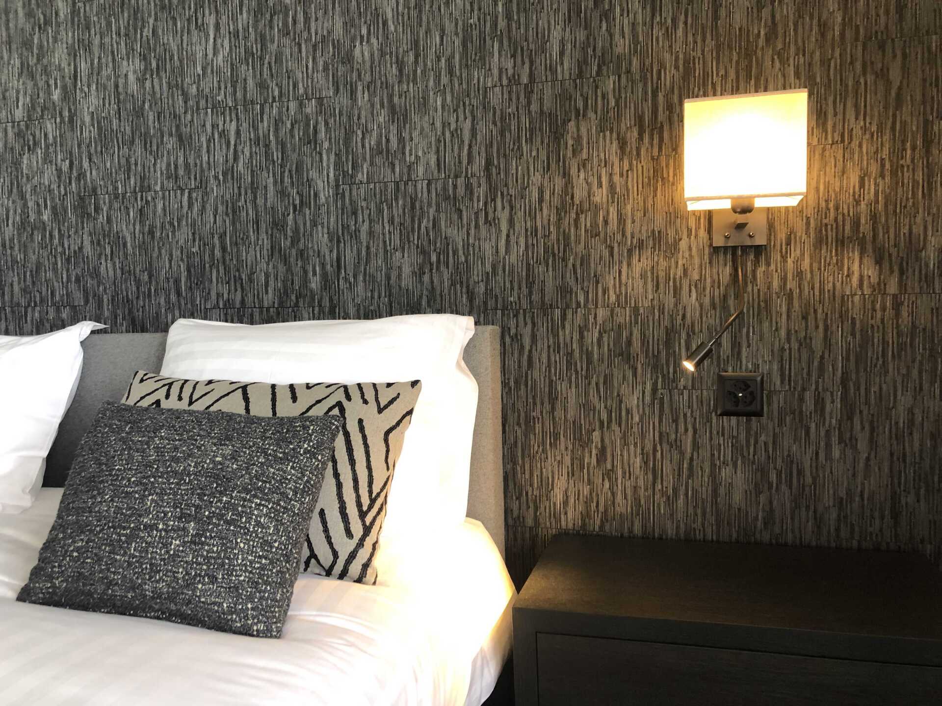 Coin de lit et luminaire mural