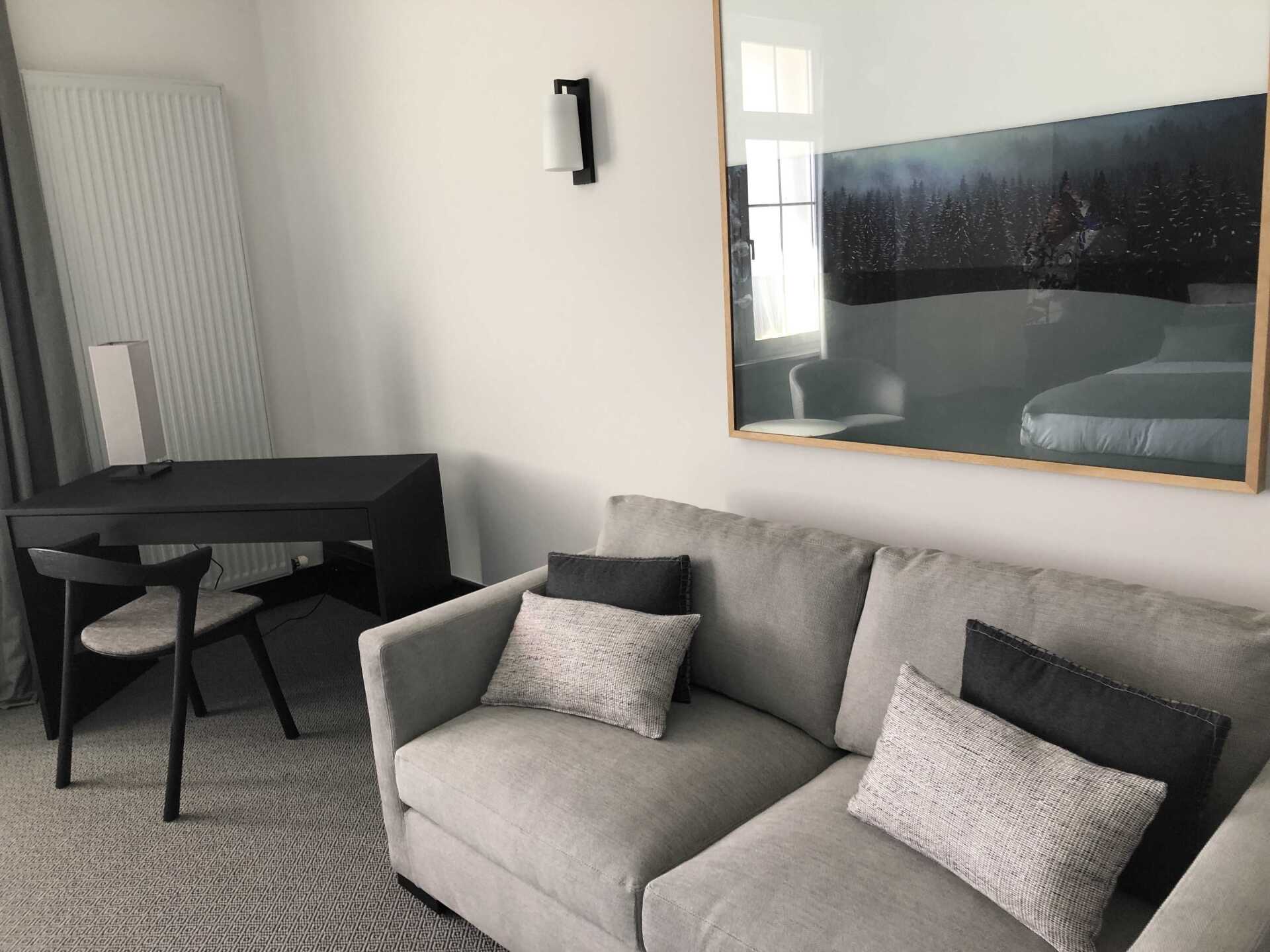 Décoration chambre d'hôtel de luxe avec canapé gris