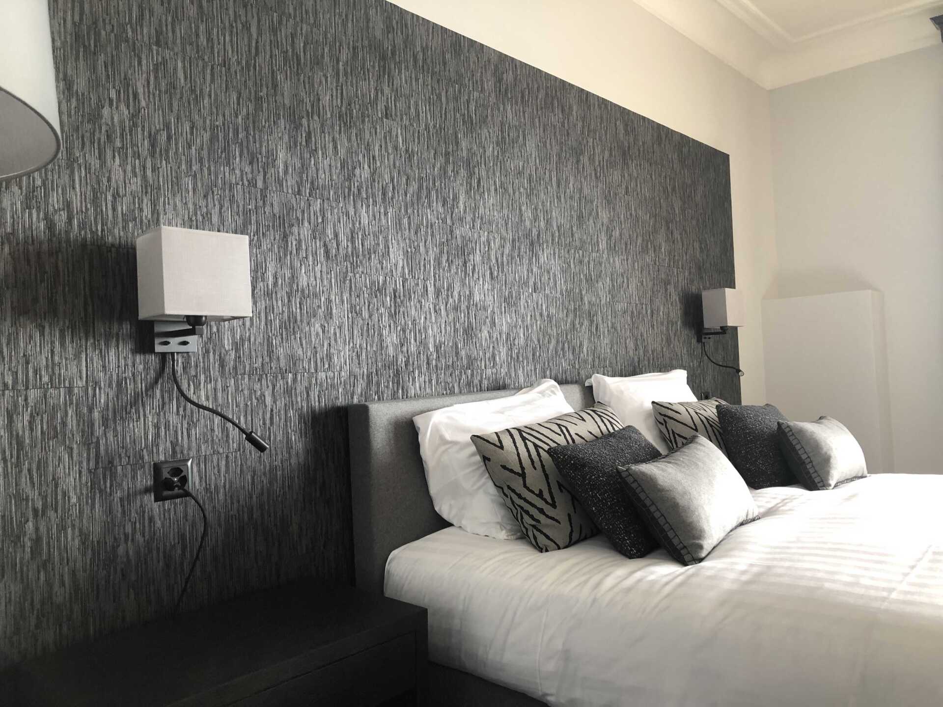 Décoration chambre d'hôtel de luxe avec lit et coussins