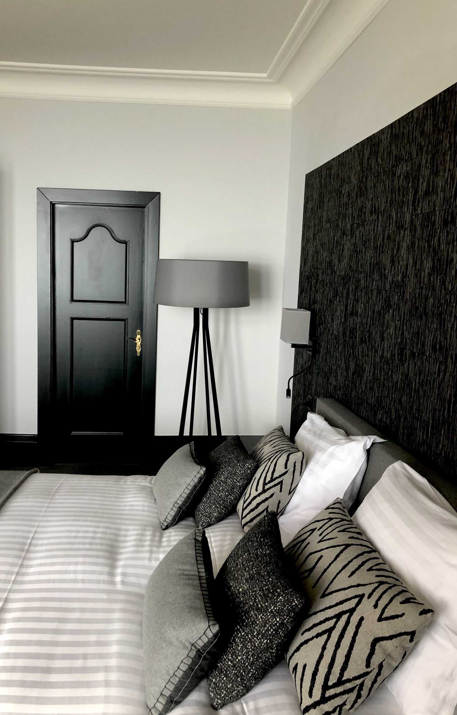Aménagement de chambres de palace avec lit double et lampe à pieds