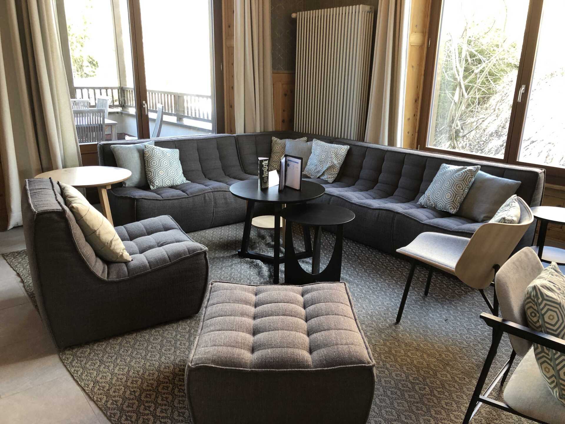 décoration de lobby d'hôtel ars vivendi avec poufs