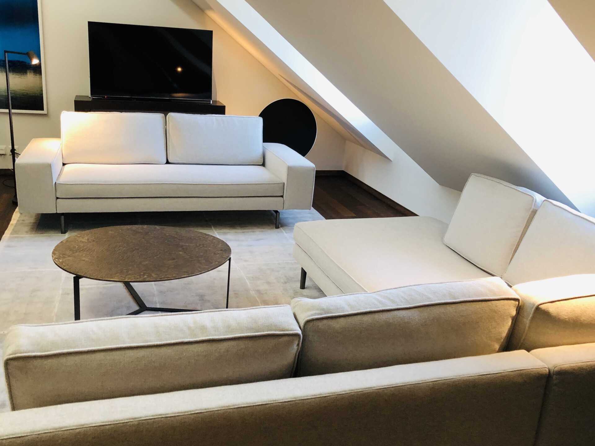 Salon sous les combles décoré sur-mesure ars vivendi