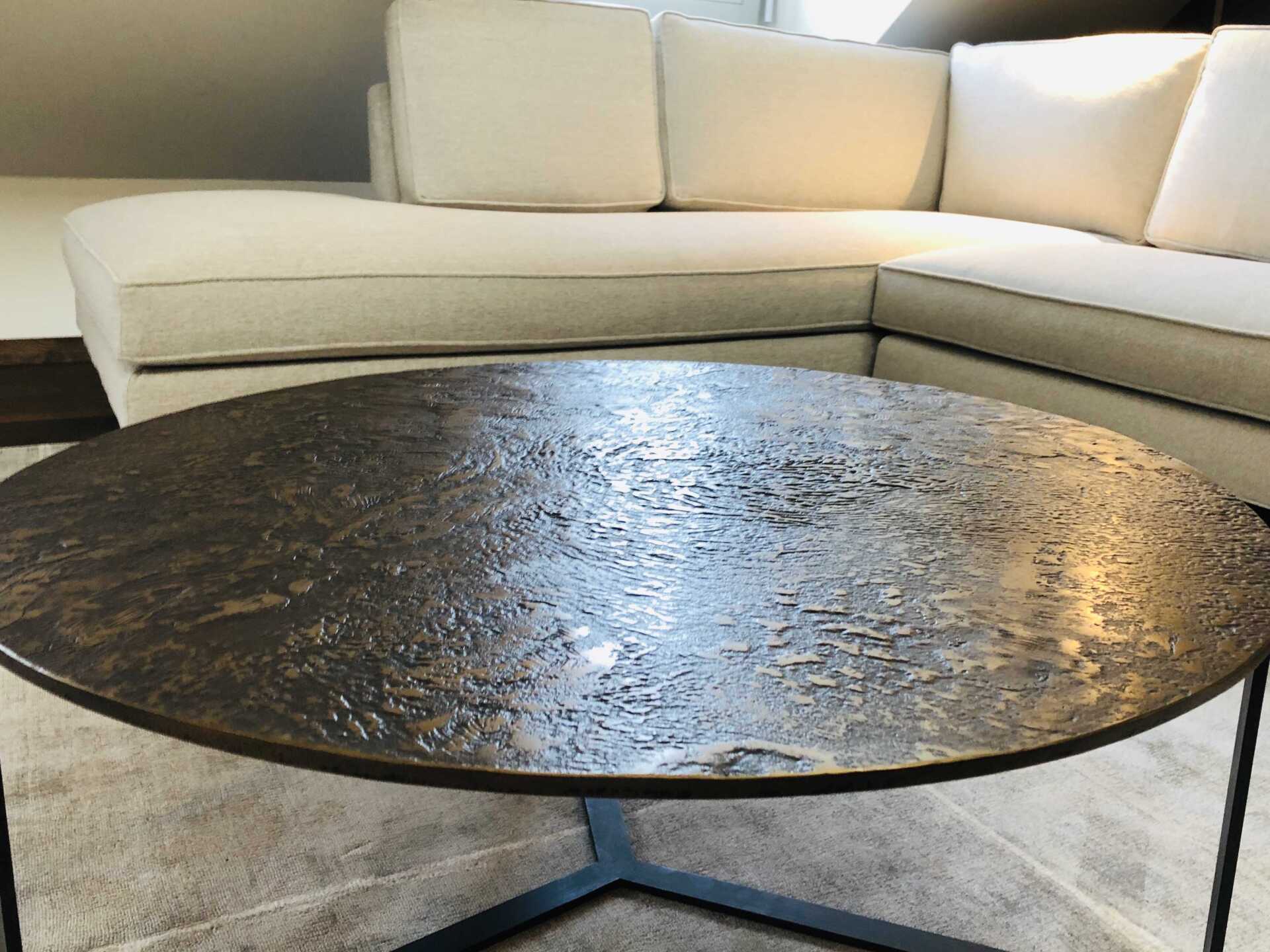 Aménagement de salon avec table ronde texturée