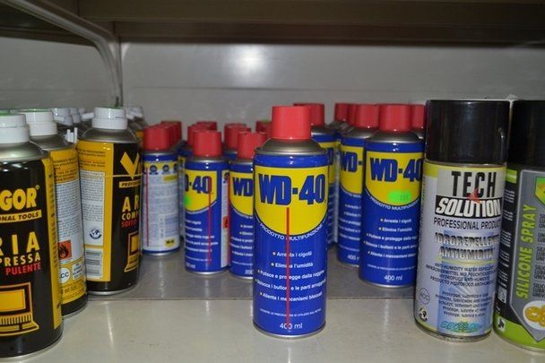 esposizione di articoli di colorificio