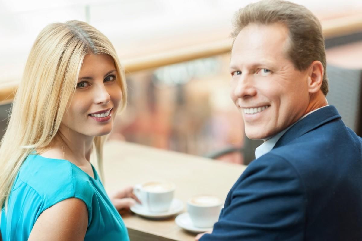 couples looking backward with smiling face
