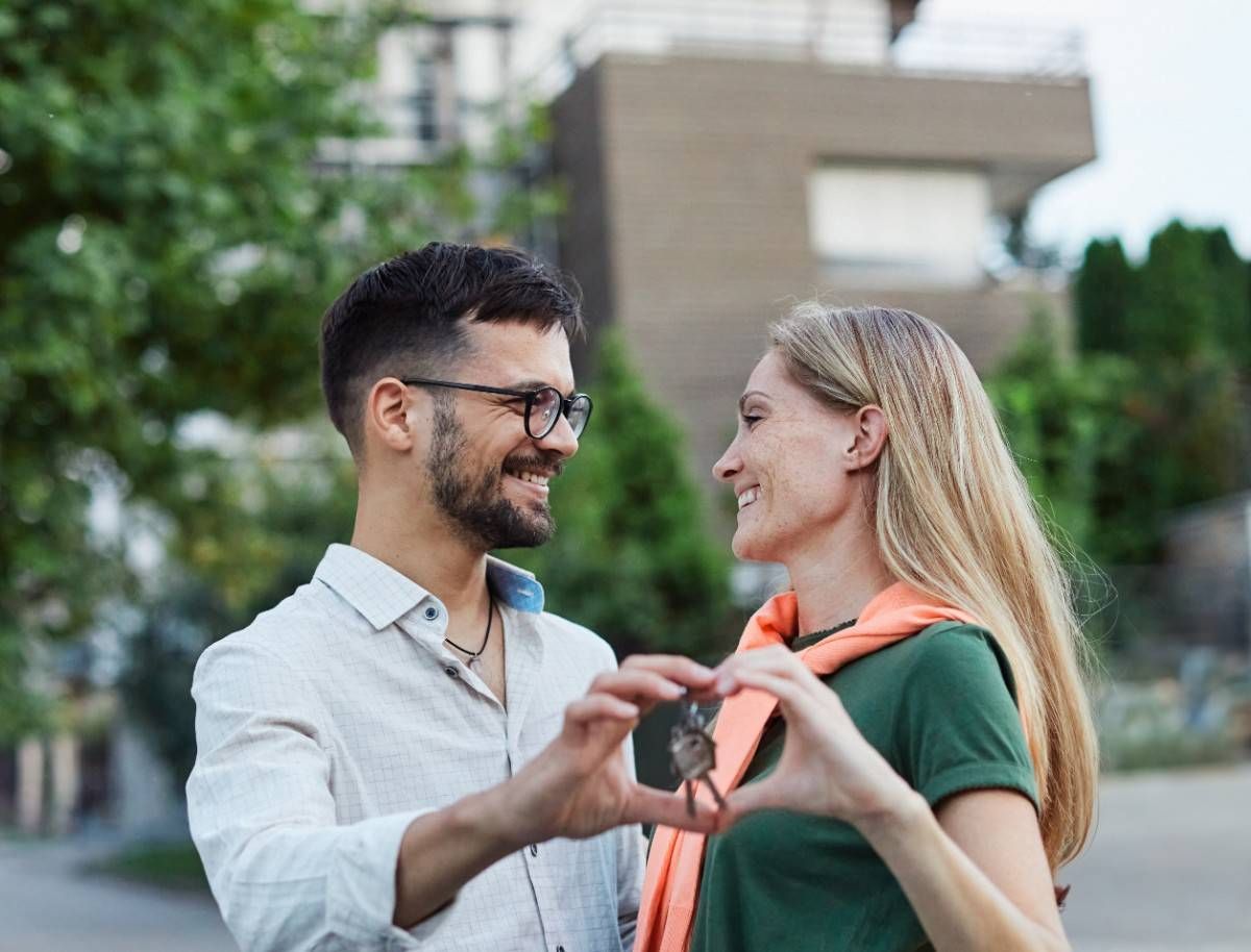 What Is PDA in a Relationship? Meaning, Examples, and Boundaries