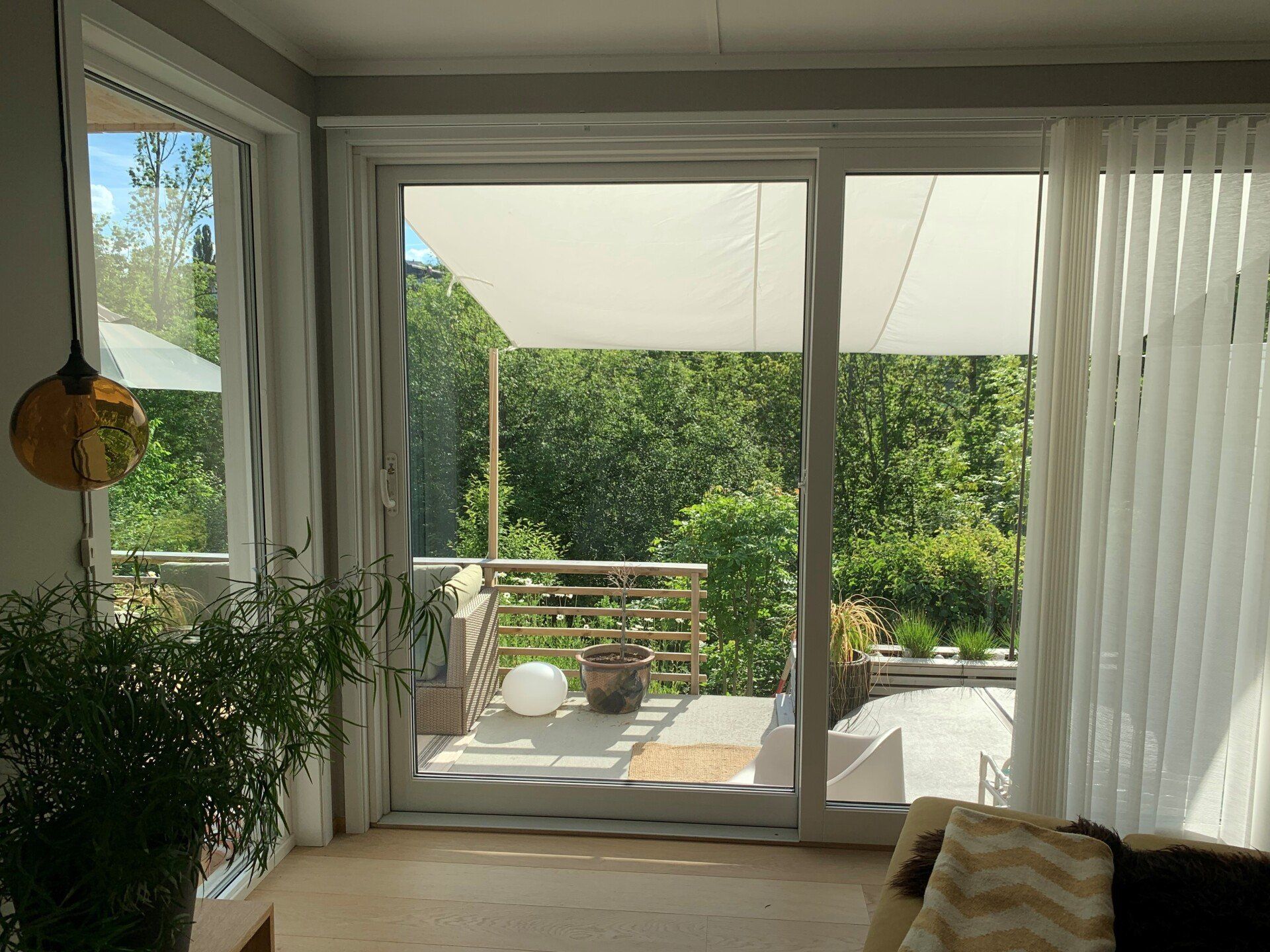 Tilbygg til tomannsbolig i Lier. Fra kjøkken mot uteplass.