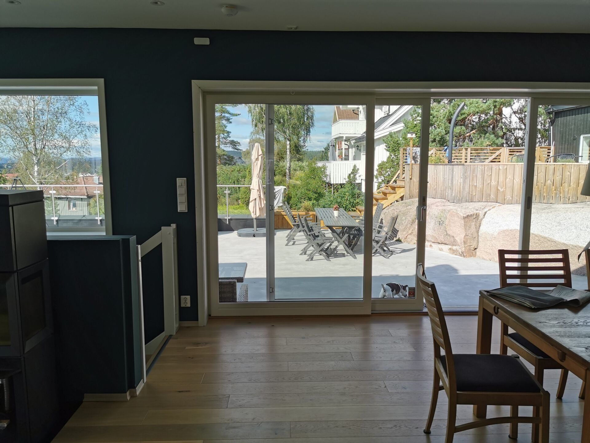 Enebolig i Røyken, fra spiseplass mot terrasse.