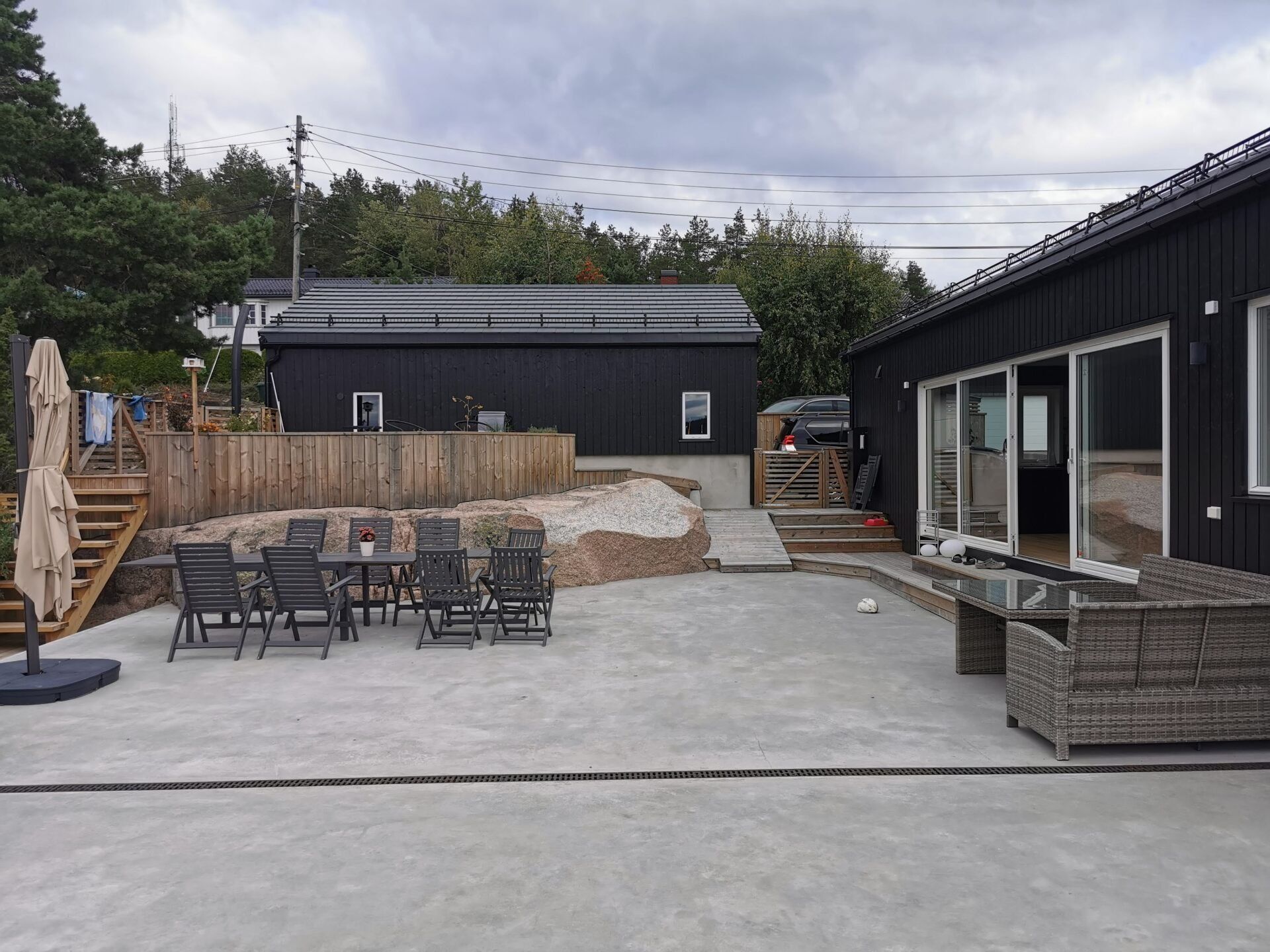 Enebolig i Røyken, stor terrasse med tilpasning til terreng.