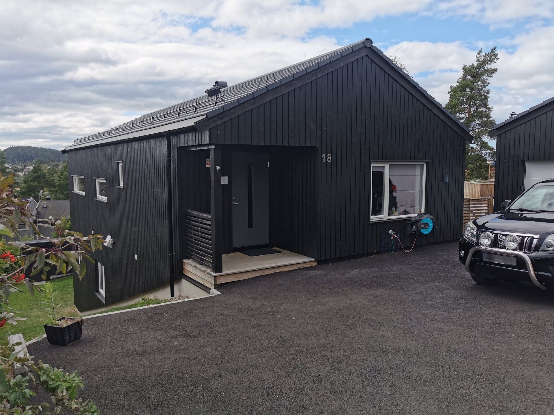 Enebolig i Røyken, fasade mot veien.