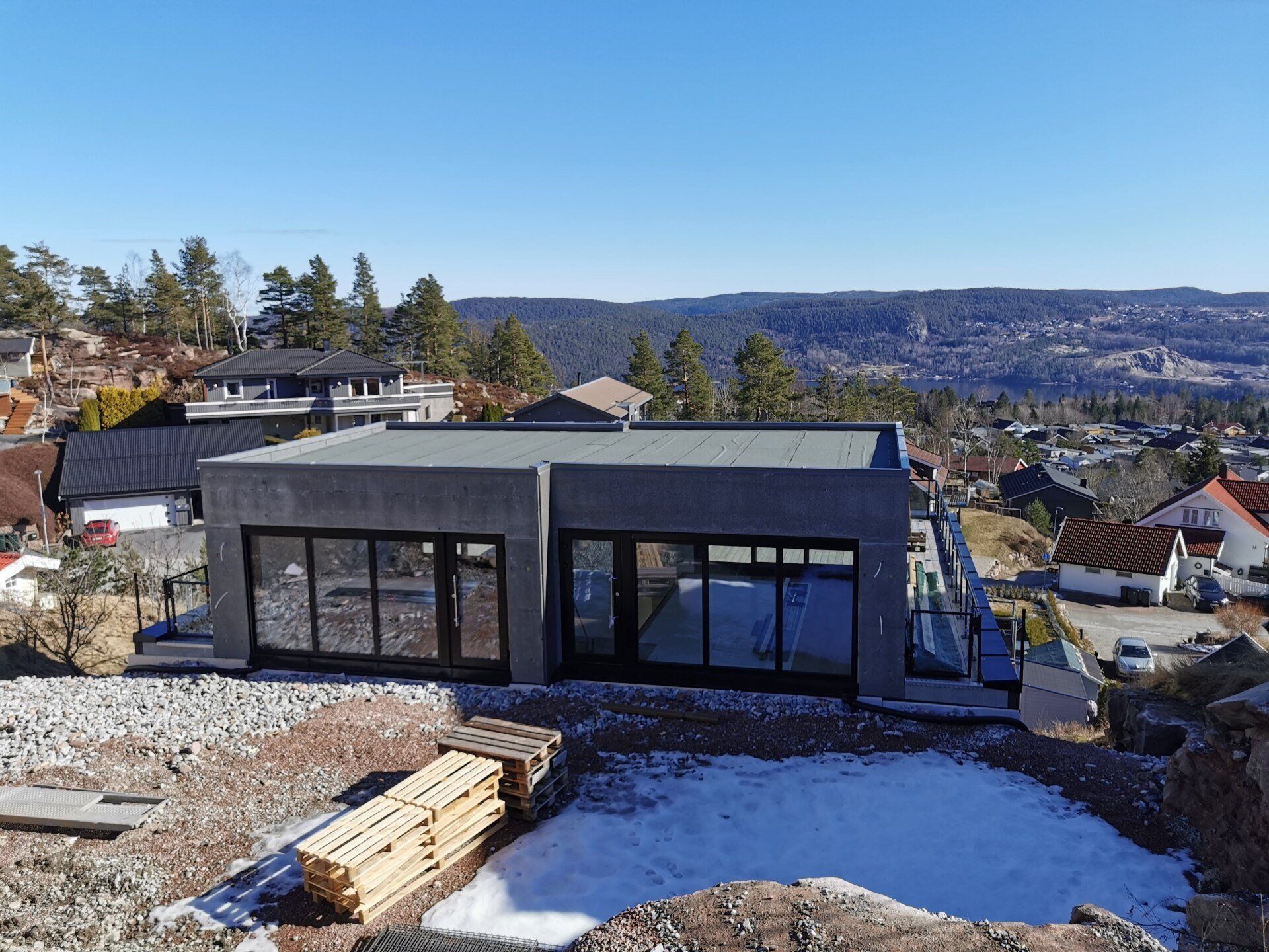 Tomannsbolig i betongelementer, loftstue og hage.